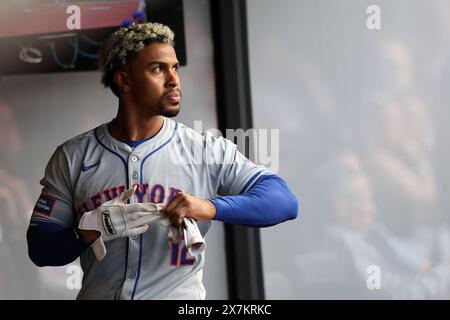 Cleveland, États-Unis. 20 mai 2024. Les mets de New York Francisco Lindor (12 ans) enlève ses gants dans la dugout après s'être échoués en sixième manche contre les Guardians de Cleveland au progressive Field à Cleveland, Ohio, le lundi 20 mai 2024. Photo de Aaron Josefczyk/UPI crédit : UPI/Alamy Live News Banque D'Images