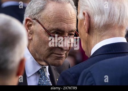 Washington, DC. 20 mai 2024. Le président des États-Unis Joe Biden s’entretient avec le chef de la majorité du Sénat américain Chuck Schumer (démocrate de New York) après avoir pris la parole lors d’une réception célébrant le mois du patrimoine juif américain dans la roseraie de la Maison Blanche le 20 mai 2024 à Washington, DC. le Président a réitéré son soutien au peuple juif à la suite des attentats terroristes du 7 octobre. Crédit : Samuel Corum/Pool via CNP/dpa/Alamy Live News Banque D'Images