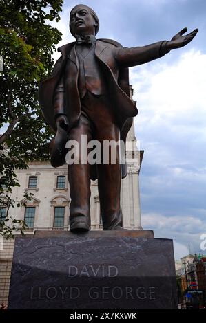 Statue en bronze de David Lloyd George avec la main gestuelle devant un bâtiment historique, Londres, Angleterre, Grande-Bretagne Banque D'Images