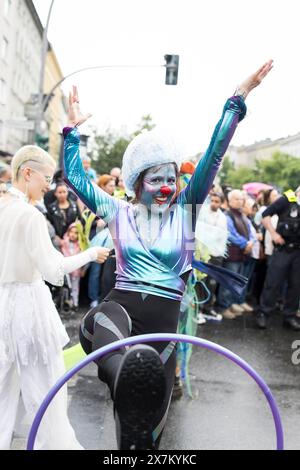 Danseuse du cirque CABUWAZI pour enfants et jeunes avec cerceaux au défilé de rue du 26e Carnaval des cultures à Berlin le 19.05.2024 Banque D'Images