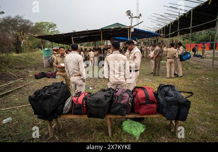 Barpeta, Inde. 6 mai 2024. Les personnels de police arrivent avec des bagages pour partir pour le bureau de vote attribué, à la veille de la troisième phase du général Banque D'Images