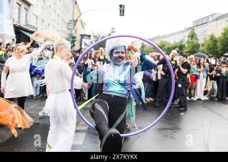 Danseuse du cirque CABUWAZI pour enfants et jeunes avec cerceaux au défilé de rue du 26e Carnaval des cultures à Berlin le 19.05.2024 Banque D'Images