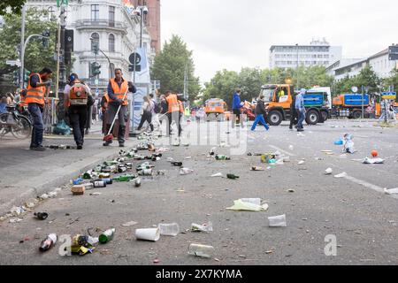 Les employés d'un service de nettoyage nettoient la Gneisenaustrasse après le défilé de rue du 26ème Carnaval des cultures à Berlin le 19 mai 2024 Banque D'Images