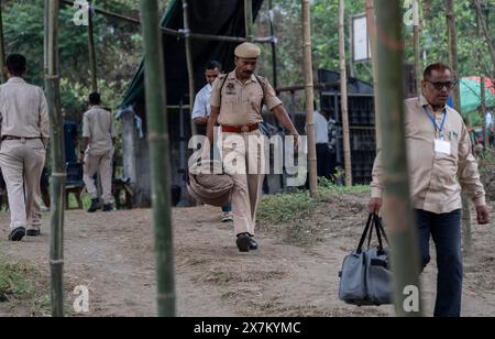 Barpeta, Inde. 6 mai 2024. Les personnels de police arrivent avec des bagages pour partir pour le bureau de vote attribué, à la veille de la troisième phase du général Banque D'Images