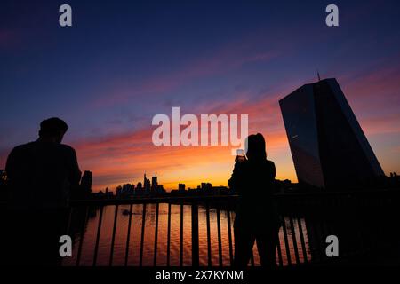 Die Europäische Zentralbank EZB in Frankfurt am main Das Licht der untergegangenen sonne färbt den Himmel hinter der Europäischen Zentralbank EZB und der Frankfurter Skyline orange-rötlich. Francfort-sur-le-main Hessen Deutschland *** la Banque centrale européenne BCE à Francfort-sur-le-main la lumière du soleil couchant colore le ciel derrière la Banque centrale européenne BCE et l'horizon de Francfort-sur-le-main Francfort-sur-le-main Allemagne 2024-05-20 FFM ezb Skyline 03 Banque D'Images