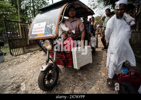 Barpeta, Inde. 6 mai 2024. Fonctionnaires de vote avec machines à vote électronique (EVM) et piste d'audit papier vérifié par l'électeur (VVPAT), départ pour Banque D'Images