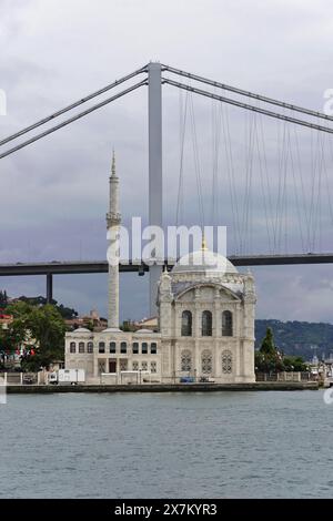 Vue détaillée d'une mosquée devant un pont et la mer, Istanbul, province d'Istanbul, Turquie Banque D'Images