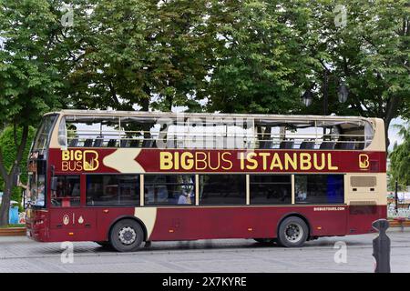 Un bus touristique rouge à deux étages de Big bus Istanbul, garé au coin de la rue, Istanbul Modern, Istanbul, Turquie Banque D'Images