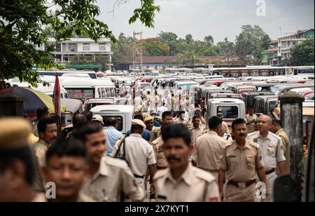 Barpeta, Inde. 6 mai 2024. Fonctionnaires de vote et personnels de police partant pour le bureau de vote attribué, à la veille de la troisième phase du général Banque D'Images