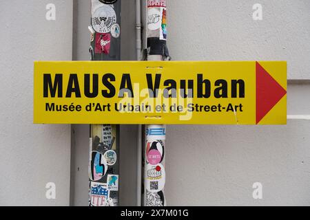 MAUSA VAUBAN, Musée d'Art urbain et de Street Art, forteresse de neuf-Brisach, France, Europe, panneau jaune pointant vers le Musée MAUSA Vauban, entouré Banque D'Images