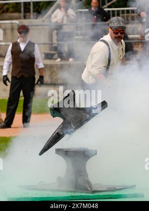 New Westminster, Canada. 20 mai 2024. Un membre de l'ancienne et honorable Hyack Anvil Battery tire l'un des 21 salutations lors du Victoria Day Anvil Battery Salute au Queen's Park Stadium à New Westminster, Colombie-Britannique, Canada, le 20 mai 2024. Le salut de l'enclume est une tradition annuelle dans la ville de New Westminster qui remonte aux années 1860 le jour de la fête de Victoria. Crédit : Liang Sen/Xinhua/Alamy Live News Banque D'Images