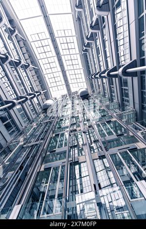 Vue vers le haut sur une façade en verre d'un immeuble de bureaux moderne, Berlin, IHK, Allemagne Banque D'Images