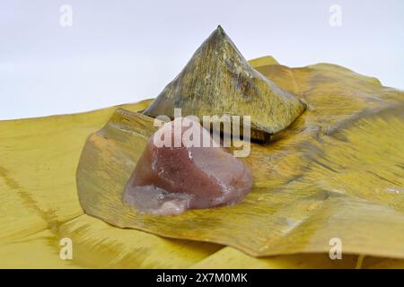 Khanom thian est une petite boulette de farine de forme conique cuite à la vapeur dans une feuille de banane originaire du nord de la Thaïlande. Généralement rempli d'un mung salé Banque D'Images