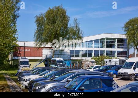 Parking et piscine couverte à Niebuell, Nordfriesland district, Schleswig-Holstein, Allemagne Banque D'Images