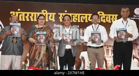 Patna, Inde. 19 mai 2024. PATNA, INDE - 19 MAI : le secrétaire en chef du Bihar Brajesh Mehrotra et d'autres publient le livre 'Virasat Darshan' lors de la fête de la Journée internationale des musées à l'hôtel Maurya le 18 mai 2024 à Patna, en Inde. (Photo de Santosh Kumar/Hindustan Times/Sipa USA ) crédit : Sipa USA/Alamy Live News Banque D'Images