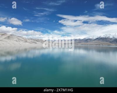 Pékin, Chine. 19 mai 2024. Une photo prise par un drone aérien le 19 mai 2024 montre une vue de la zone pittoresque du lac Baisha dans le comté d'Akto, dans la région autonome ouïgur du Xinjiang, au nord-ouest de la Chine. Crédit : Yin Xingyu/Xinhua/Alamy Live News Banque D'Images