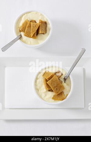 Safran et vanille Panna Cotta Banque D'Images