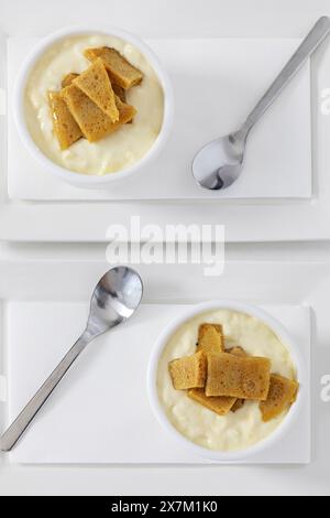 Safran et vanille Panna Cotta Banque D'Images