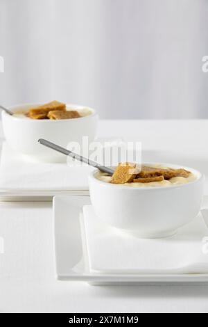 Safran et vanille Panna Cotta Banque D'Images