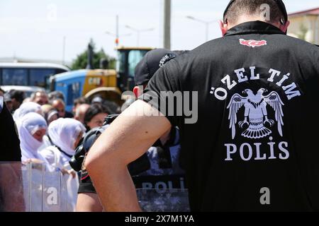 Des manifestants sous le blocus de la police sont vus lors de la manifestation devant la prison de Diyarbakir. Lors de la manifestation « Give Voice to Freedom » des « mères kurdes de la paix » et des proches des prisonniers devant la prison de Diyarbak, la police a empêché les médias de prendre des photos et de filmer en levant leurs boucliers en l'air. Par conséquent, les manifestants ont organisé un sit-in de protestation pendant un certain temps. Ils ont ensuite fait une déclaration attirant l'attention sur l'oppression dans les prisons en Turquie et dispersées sous contrôle de la police. Représentants du Parti de l'égalité du peuple et de la démocratie (Parti DEM), régions démocratiques par Banque D'Images