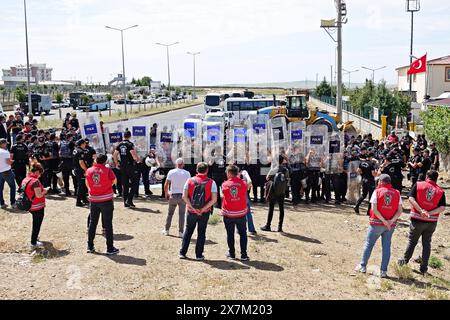 Les policiers tiennent leurs boucliers pour empêcher les membres des médias de prendre des photos et des films pendant la manifestation des mères kurdes de la paix devant la prison de Diyarbakir. Lors de la manifestation « Give Voice to Freedom » des « mères kurdes de la paix » et des proches des prisonniers devant la prison de Diyarbak, la police a empêché les médias de prendre des photos et de filmer en levant leurs boucliers en l'air. Par conséquent, les manifestants ont organisé un sit-in de protestation pendant un certain temps. Ils ont ensuite fait une déclaration attirant l'attention sur l'oppression dans les prisons en Turquie et dispersées sous contrôle de la police. Représentants du Banque D'Images