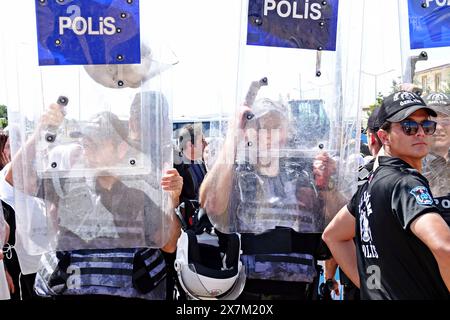 Les policiers tiennent leurs boucliers pour empêcher les membres des médias de prendre des photos et des films pendant la manifestation des mères kurdes de la paix devant la prison de Diyarbakir. Lors de la manifestation « Give Voice to Freedom » des « mères kurdes de la paix » et des proches des prisonniers devant la prison de Diyarbak, la police a empêché les médias de prendre des photos et de filmer en levant leurs boucliers en l'air. Par conséquent, les manifestants ont organisé un sit-in de protestation pendant un certain temps. Ils ont ensuite fait une déclaration attirant l'attention sur l'oppression dans les prisons en Turquie et dispersées sous contrôle de la police. Représentants du Banque D'Images