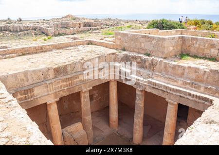 Vue au niveau du sol du tombeau rocheux sculpté dans les tombes des Rois, Tombs of the Rois Avenue, Paphos (Pafos), République de Chypre Banque D'Images