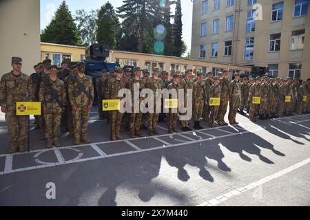 17 mai 2024, Lviv, Ukraine : ouverture des premiers concours en Ukraine entre les étudiants des lycées militaires ''réserve de la jeunesse'' pour la première fois en Ukraine, des concours militaires appliqués pour les étudiants des lycées militaires ''réserve de la jeunesse'' ont eu lieu à Lviv. Les cadets ont concouru pour la coupe du Centre spécial de la Garde nationale ukrainienne ''Omega''. 12 équipes de différentes régions d'Ukraine ont participé à la compétition. Les participants ont surmonté un parcours d'obstacles, lancé des grenades d'entraînement, tiré à partir d'un fusil à air comprimé, démontré leur maîtrise du contrôle des drones, des compétences en premiers soins pour les blessés Banque D'Images