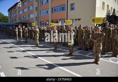 17 mai 2024, Lviv, Ukraine : ouverture des premiers concours en Ukraine entre les étudiants des lycées militaires ''réserve de la jeunesse'' pour la première fois en Ukraine, des concours militaires appliqués pour les étudiants des lycées militaires ''réserve de la jeunesse'' ont eu lieu à Lviv. Les cadets ont concouru pour la coupe du Centre spécial de la Garde nationale ukrainienne ''Omega''. 12 équipes de différentes régions d'Ukraine ont participé à la compétition. Les participants ont surmonté un parcours d'obstacles, lancé des grenades d'entraînement, tiré à partir d'un fusil à air comprimé, démontré leur maîtrise du contrôle des drones, des compétences en premiers soins pour les blessés Banque D'Images