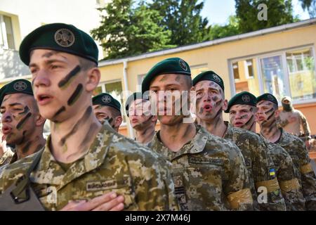 17 mai 2024, Lviv, Ukraine : les cadets chantent l'hymne national de l'Ukraine lors de l'ouverture des premiers concours en Ukraine entre les élèves des lycées militaires ''réserve de la jeunesse''. Pour la première fois en Ukraine, des concours militaires appliqués pour les étudiants des lycées militaires ''réserve de la jeunesse'' ont eu lieu à Lviv. Les cadets ont concouru pour la coupe du Centre spécial de la Garde nationale ukrainienne ''Omega''. 12 équipes de différentes régions d'Ukraine ont participé à la compétition. Les participants ont surmonté un parcours d'obstacles, lancé des grenades d'entraînement, tiré d'un fusil à air comprimé, manifesté Banque D'Images