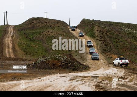 Verzegan, Iran. 20 mai 2024. Des équipes de recherche et de sauvetage attendent le corps de l'hélicoptère du président Ebrahim Raisi qui a disparu dans une région montagneuse du nord-ouest de l'Iran. Raisi a été déclaré mort le 20 mai 2024. Après que les équipes de secours ont trouvé son hélicoptère écrasé dans une région montagneuse occidentale entourée de brouillard, provoquant le deuil en république islamique. Photo de l'Agence de presse de la République islamique IRNA/UPI crédit : UPI/Alamy Live News Banque D'Images