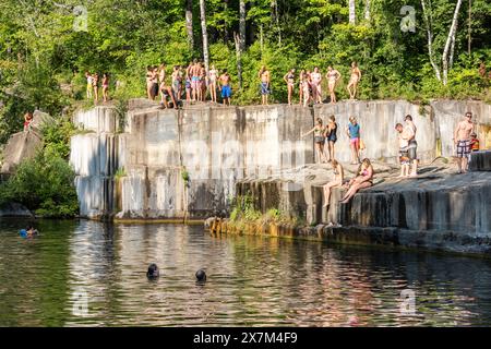 La première carrière de marbre aux États-Unis est un trou de baignade populaire en été. Banque D'Images