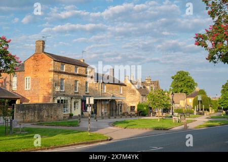 Magasins Broadway tôt le matin. Broadway, Cotswolds, Worcestershire, Angleterre Banque D'Images