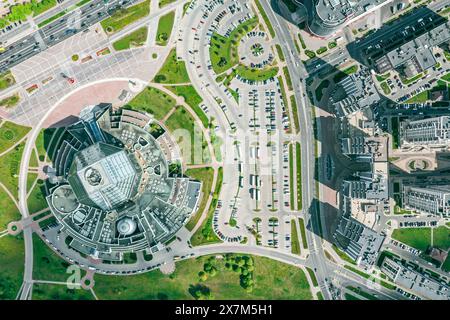 MINSK, BIÉLORUSSIE - 12 MAI 2021 : Bibliothèque nationale de la République de Biélorussie. Vue aérienne de la ville de Minsk le jour ensoleillé d'été. Banque D'Images