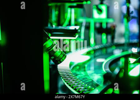 Machine de tri de caméra à grande vitesse pour tige en aluminium dans la ligne de production. Banque D'Images