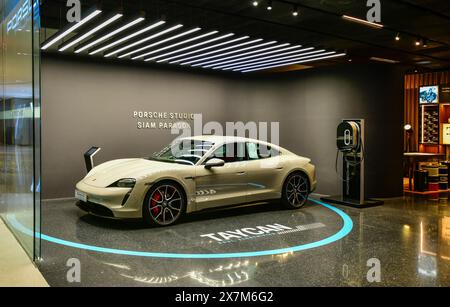 BANGKOK, THAÏLANDE, -15 mai 2024 : Porsche Taycan haute performance voiture de sport électrique ultramoderne technologie dans la salle d'exposition, siam paragon Banque D'Images