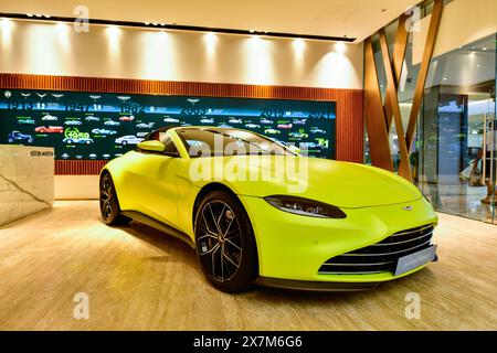 Bangkok , Thaïlande , mai -15, 2024 : Aston martin Vantage roadster voiture de sport d'Angleterre le moteur V8 4,0 litres à essence est 665 chevaux en showroo Banque D'Images