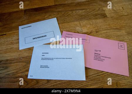 Neuoetting, Allemagne- 21 mai 2024 : les enveloppes pour les bulletins de vote absents pour les résidents espagnols en Allemagne pour les élections européennes reposent sur une table. Banque D'Images