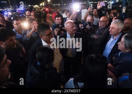 Naples, Italie. 21 mai 2024. Le maire de pozzuoli Luigi Manzoni, le président de la région de campanie Vincenzo de Luca et le chef de la protection civile de campanie Giulivo Italo dans la rue parmi les citoyens après les tremblements de terre, près de Naples, dans le sud de l'Italie, 20 mai 2024. Le tremblement qui s'est produit à 20h10 avec épicentre dans les Campi Flegrei était de magnitude 4,4. Ceci a été rapporté par l'Institut national de géophysique et de volcanologie, selon lequel la profondeur du séisme était de trois kilomètres. Crédit : Live Media Publishing Group/Alamy Live News Banque D'Images