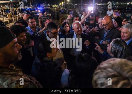 Naples, Italie. 21 mai 2024. Le maire de pozzuoli Luigi Manzoni, le président de la région de campanie Vincenzo de Luca et le chef de la protection civile de campanie Giulivo Italo dans la rue parmi les citoyens après les tremblements de terre, près de Naples, dans le sud de l'Italie, 20 mai 2024. Le tremblement qui s'est produit à 20h10 avec épicentre dans les Campi Flegrei était de magnitude 4,4. Ceci a été rapporté par l'Institut national de géophysique et de volcanologie, selon lequel la profondeur du séisme était de trois kilomètres. Crédit : Live Media Publishing Group/Alamy Live News Banque D'Images