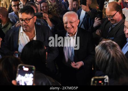 Naples, Italie. 21 mai 2024. Le maire de pozzuoli Luigi Manzoni, le président de la région de campanie Vincenzo de Luca et le chef de la protection civile de campanie Giulivo Italo dans la rue parmi les citoyens après les tremblements de terre, près de Naples, dans le sud de l'Italie, 20 mai 2024. Le tremblement qui s'est produit à 20h10 avec épicentre dans les Campi Flegrei était de magnitude 4,4. Ceci a été rapporté par l'Institut national de géophysique et de volcanologie, selon lequel la profondeur du séisme était de trois kilomètres. Crédit : Live Media Publishing Group/Alamy Live News Banque D'Images