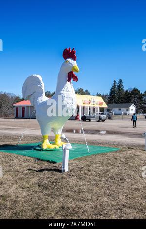 Mascotte de poulet chez Lenny's sur la rue main à Shediac, Nouveau-Brunswick, Canada Banque D'Images