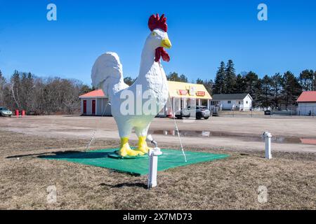 Mascotte de poulet chez Lenny's sur la rue main à Shediac, Nouveau-Brunswick, Canada Banque D'Images