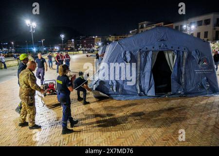 Naples, Italie. 21 mai 2024. La protection civile de Campanie a mis en place une structure de traction au port de pozzuoli pour les personnes qui ne sont pas confiantes de retourner chez elles après les tremblements de terre, près de Naples, dans le sud de l'Italie, le 20 mai 2024. Le tremblement qui s'est produit à 20h10 avec épicentre dans les Campi Flegrei était de magnitude 4,4. Ceci a été rapporté par l'Institut national de géophysique et de volcanologie, selon lequel la profondeur du séisme était de trois kilomètres. Crédit : Live Media Publishing Group/Alamy Live News Banque D'Images