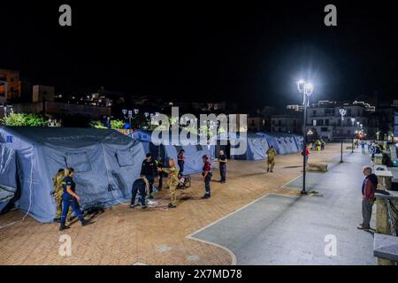 Naples, Italie. 21 mai 2024. La protection civile de Campanie a mis en place une structure de traction au port de pozzuoli pour les personnes qui ne sont pas confiantes de retourner chez elles après les tremblements de terre, près de Naples, dans le sud de l'Italie, le 20 mai 2024. Le tremblement qui s'est produit à 20h10 avec épicentre dans les Campi Flegrei était de magnitude 4,4. Ceci a été rapporté par l'Institut national de géophysique et de volcanologie, selon lequel la profondeur du séisme était de trois kilomètres. Crédit : Live Media Publishing Group/Alamy Live News Banque D'Images