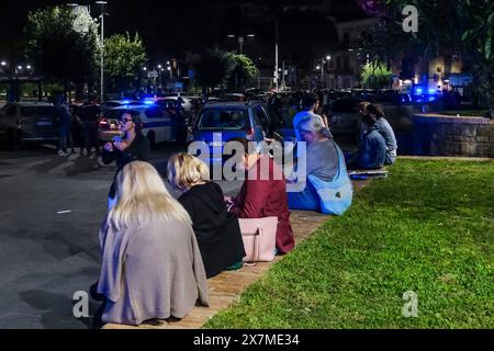 News - Italie : Campi Flegrei, bradismo gens dans la rue après les chocs du tremblement de terre, près de Naples, dans le sud de l'Italie, 20 mai 2024. Le choc qui s'est produit à 8,10 heures avec son épicentre au Campi Flegrei était de magnitude 4,4. Nous l'apprenons de l'Institut national de géophysique et de volcanologie, selon lequel la profondeur du tremblement de terre était de trois kilomètres Napoli Pozzuoli Italie Copyright : xAntonioxBalascox/xLiveMediax LPN 1364603 Banque D'Images