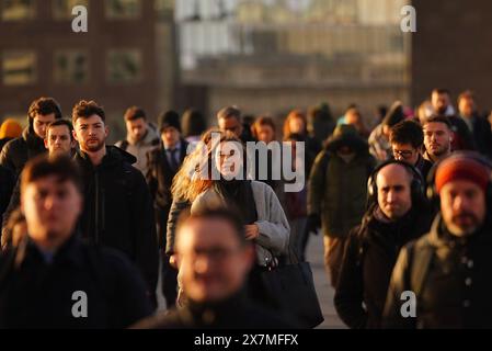 Photo du dossier datée du 22/01/24 des navetteurs sur London Bridge. Les employeurs britanniques sont prêts à payer une prime salariale de 14% pour les postes nécessitant des compétences en IA dans un contexte de croissance rapide dans le secteur, selon les données. Le premier baromètre mondial des emplois en IA de PwC a mis en évidence une augmentation continue des offres d'emploi nécessitant des compétences en IA alors que de nombreux employeurs cherchent à bénéficier de la technologie en évolution rapide. Date d'émission : mardi 21 mai 2024. Banque D'Images