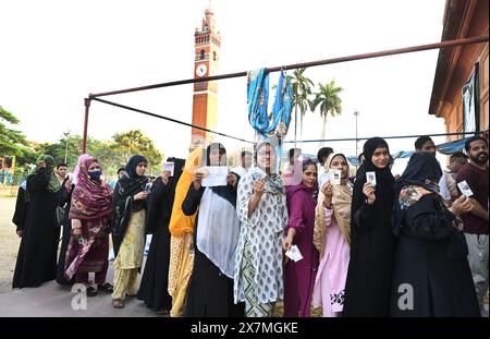 Lucknow, Inde. 20 mai 2024. LUCKNOW, INDE - 20 MAI : des électeurs vêtus de burqa font la queue pour voter au bureau de vote de Hussainabad lors de la cinquième phase des élections de Lok Sabha le 20 mai 2024 à Lucknow, en Inde. Selon la Commission électorale de l'Inde, 57,57 % de la participation a été enregistrée dans 49 sièges lors de la cinquième phase du scrutin du 20 mai. (Photo de Deepak Gupta/Hindustan Times/Sipa USA) crédit : Sipa USA/Alamy Live News Banque D'Images