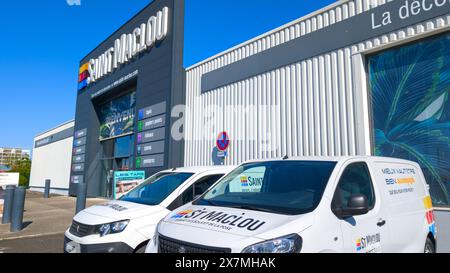 Bordeaux , France - 05 12 2024 : Saint Maclou logo de marque de la chaîne de magasins française et panneau texte de façade entrée du magasin Banque D'Images