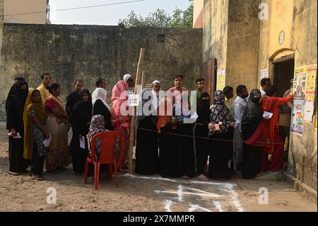 Ayodhya, Uttar Pradesh, Inde. 20 mai 2024. Les gens attendent dans une file d'attente pour voter dans un bureau de vote pendant la cinquième phase des élections générales indiennes dans le district d'Ayodhya, Uttar Pradesh, Inde, le 20 mai 2024. (Crédit image : © Kabir Jhangiani/ZUMA Press Wire) USAGE ÉDITORIAL SEULEMENT! Non destiné à UN USAGE commercial ! Banque D'Images